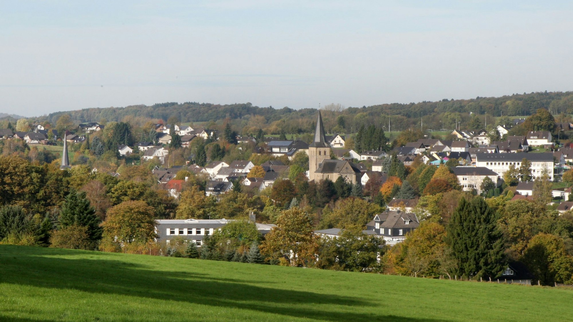 Blick auf ein kleines Dorf im Grünen