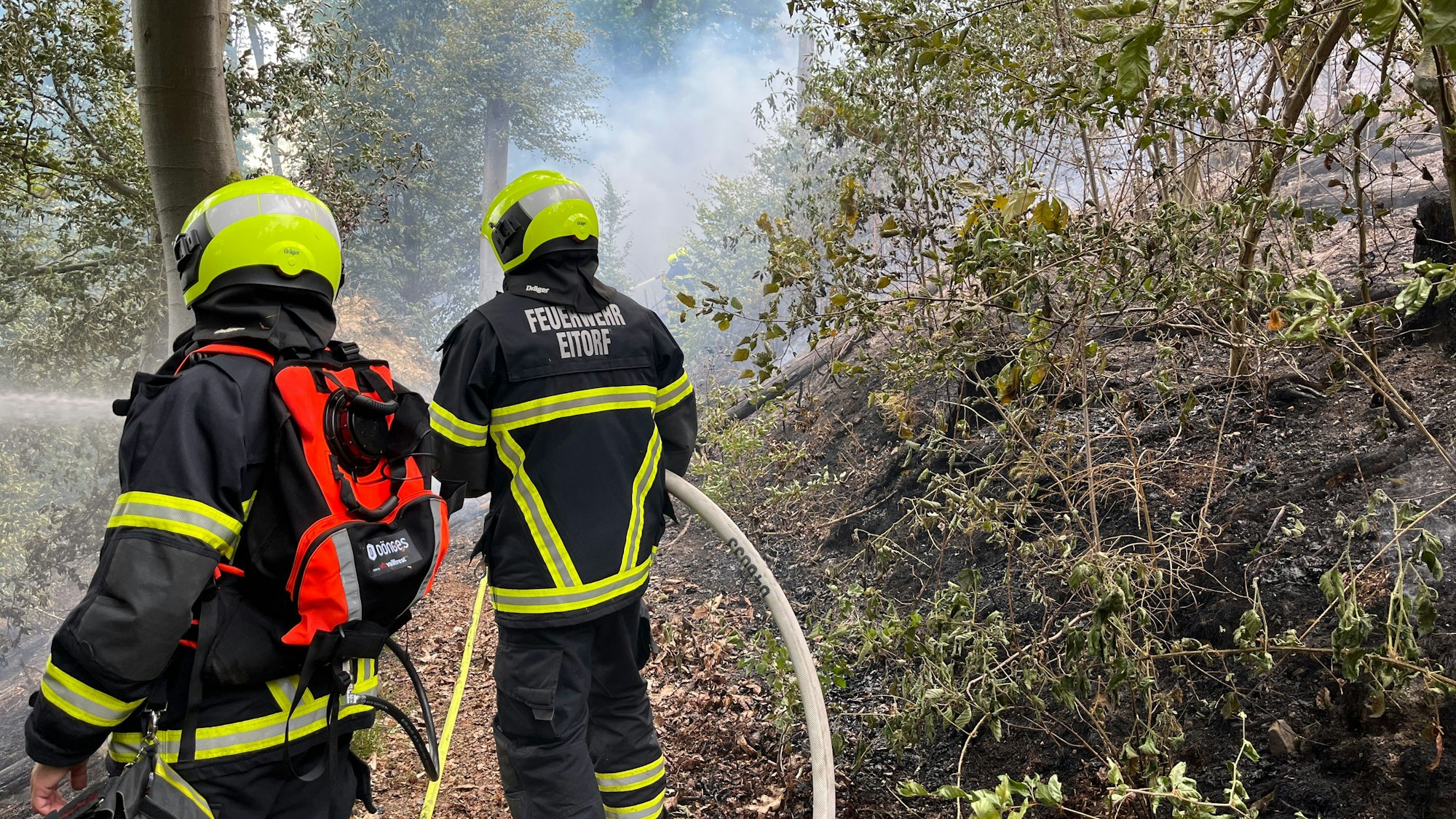 Waldbrand auf 8000 Quadratmetern oberhalb der Asbacher Straße, 110 Feuerwehrleute bekämpften die Flammen.