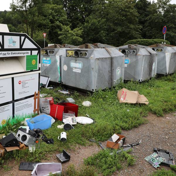 Das Foto zeigt Unrat an den Wertstoffcontainer an der Olpener Straße in Kürten