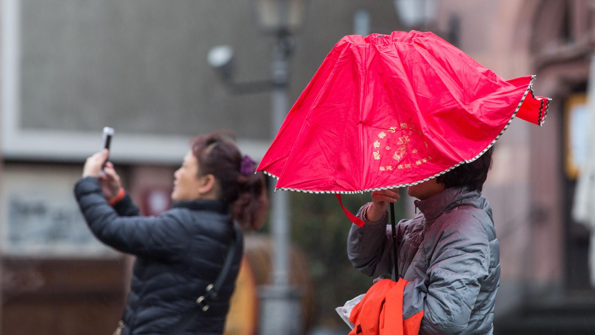 Eine Touristin steht mit ihrer chinesischen Reisegruppe auf dem Frankfurter Römerberg (Symbolbild).