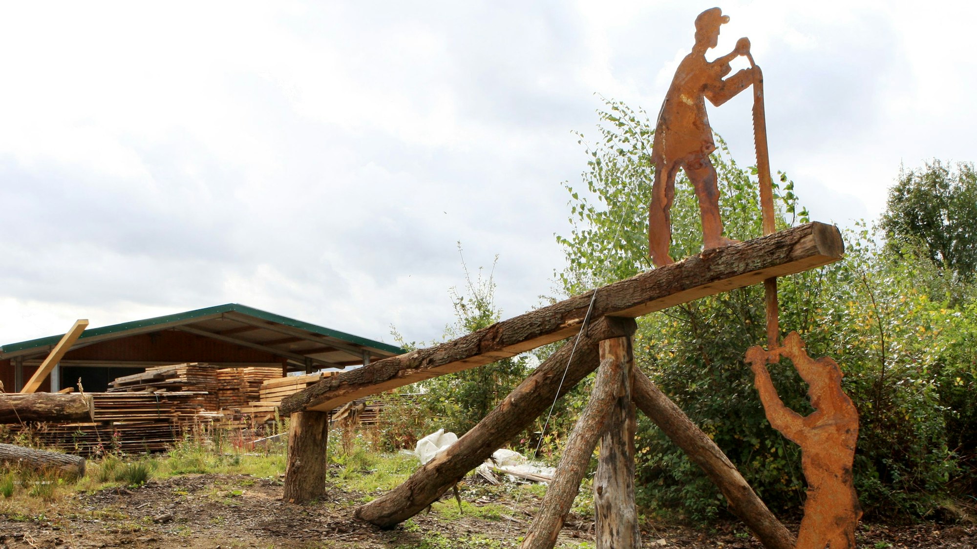 Zwei Zimmerleute aus Metall, die Arbeit an Holzbalken zeigen