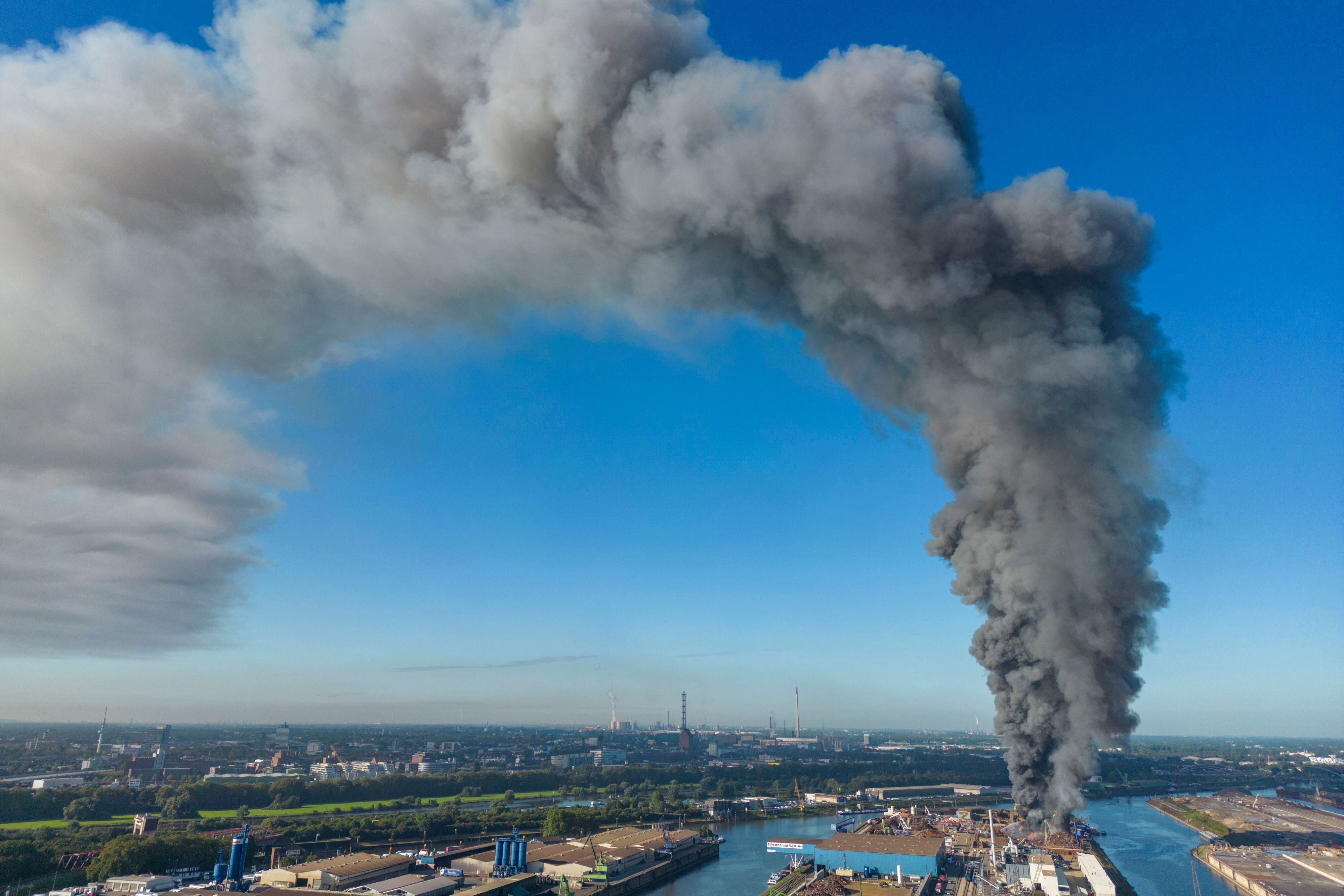 Duisburg: Eine riesige, vom Duisburger Hafen ausgehende Rauchsäule ist über der Stadt zu sehen. Im Hafen auf der Schrottinsel war ein Feuer ausgebrochen.