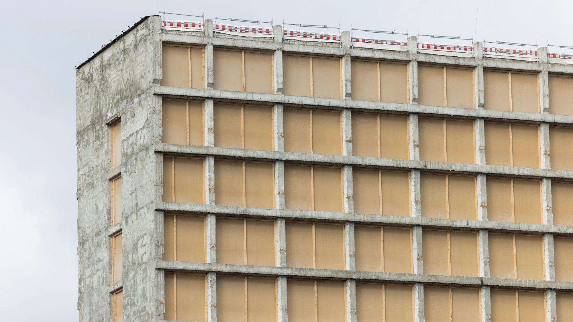 Ein entkerntes Haus, an dem die Fenster und Türen mit Holz zugemacht wurden.