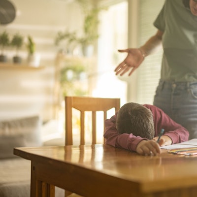 Eine Mutter streitet mit ihrem Sohn über die Hausaufgaben.