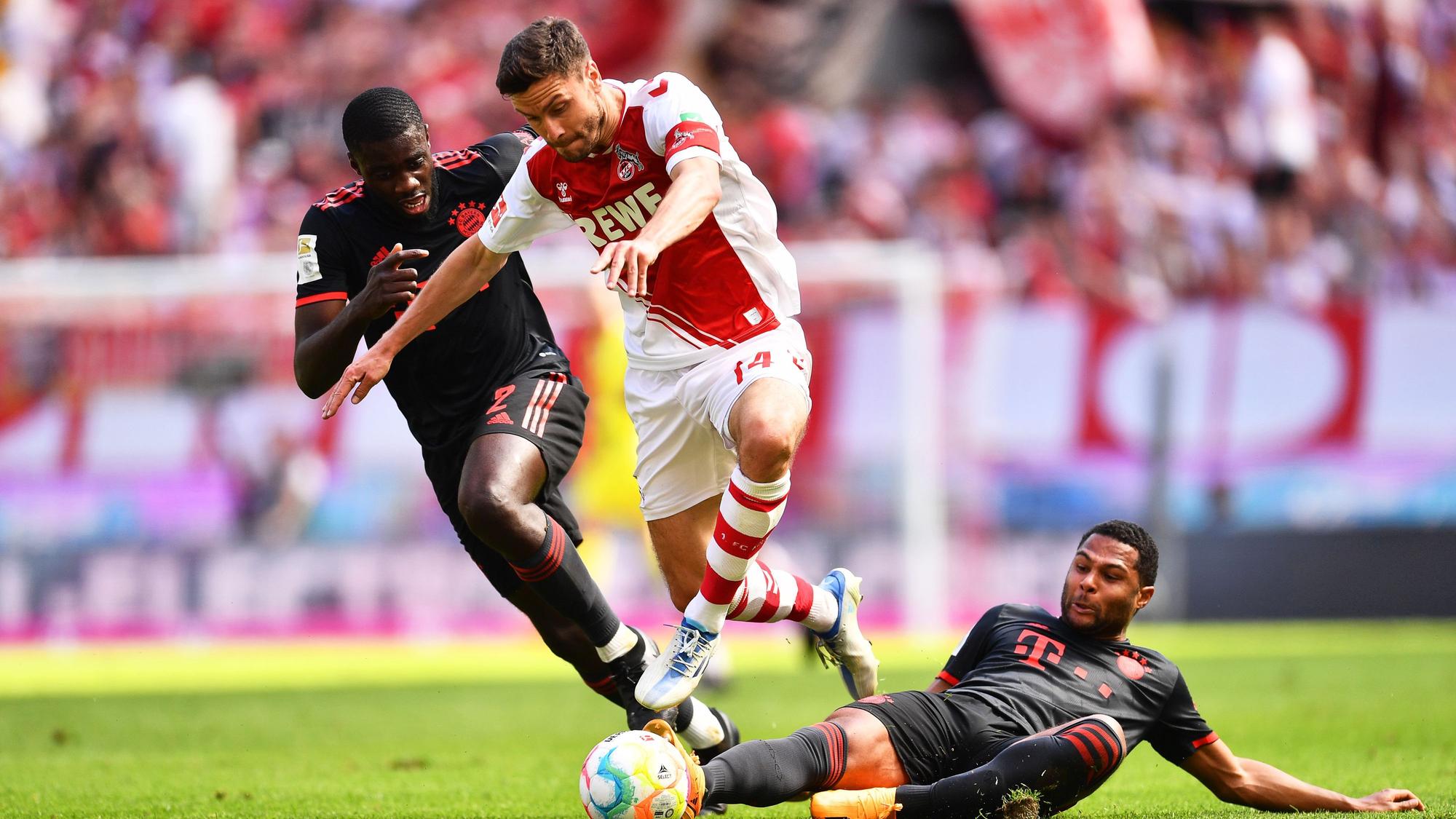 Der Ex-Kölner Jonas Hector kämpft mit Bayerns Spielern Dayot Upamecano (l) und Serge Gnabry um den Ball am letzten Spieltag der Bundesliga-Saison 2022/2023.