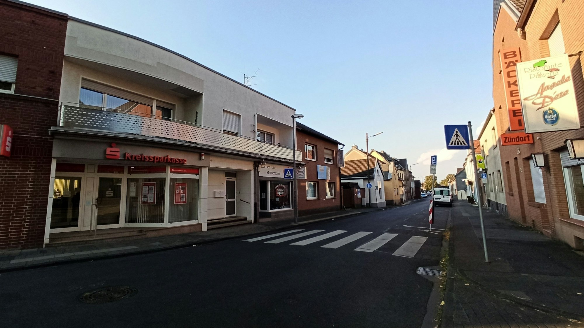 Beim Bürgerdialog kritisierten einige Eltern, dass der Schulweg für ihre Kinder zu unsicher sei. So ist beispielsweise der Zebrastreifen auf der Willmuthstraße für Pkw-Fahrer nur schwer zu sehen, wenn die Straße zugeparkt ist, da sich oft viele Autofahrer nicht daran halten, ihre Fahrzeuge nur in den dafür vorgesehen markierten Parkbuchten zu parken. Einige Bürger wünschten sich auch, dass die Sparkassenfiliale wieder öffnet.
