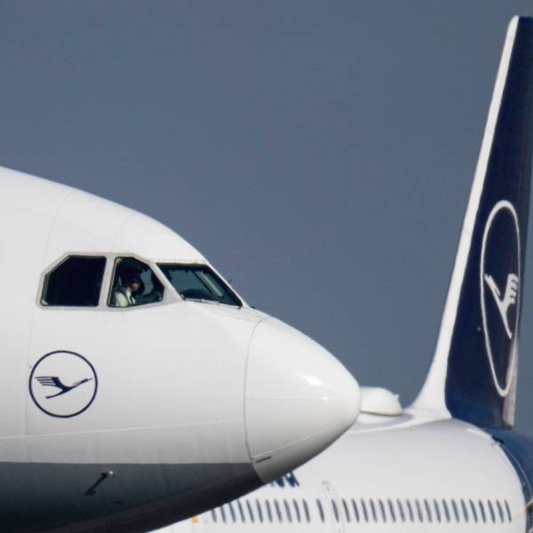 Eine Passagiermaschine der Lufthansa rollt auf dem Flughafen Frankfurt zu ihrer Startposition.