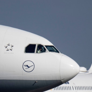 Eine Passagiermaschine der Lufthansa rollt auf dem Flughafen Frankfurt zu ihrer Startposition.