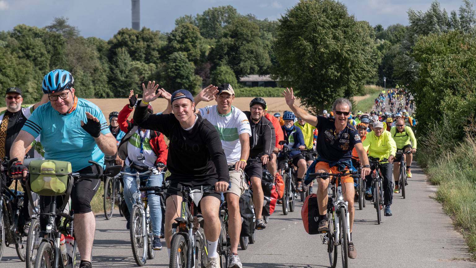 NRW-Radtour 2022, viele Radfahrer als Kolonne auf der Straße.