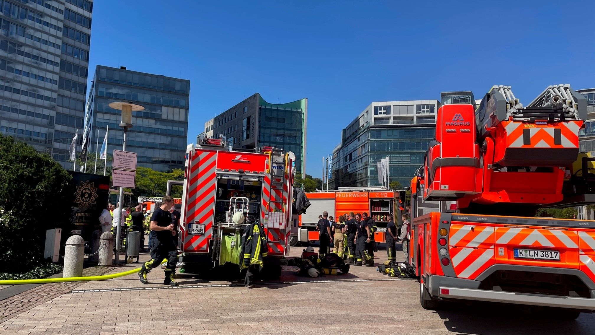 Zahlreiche Einsatzfahrzeuge stehen im Mediapark.