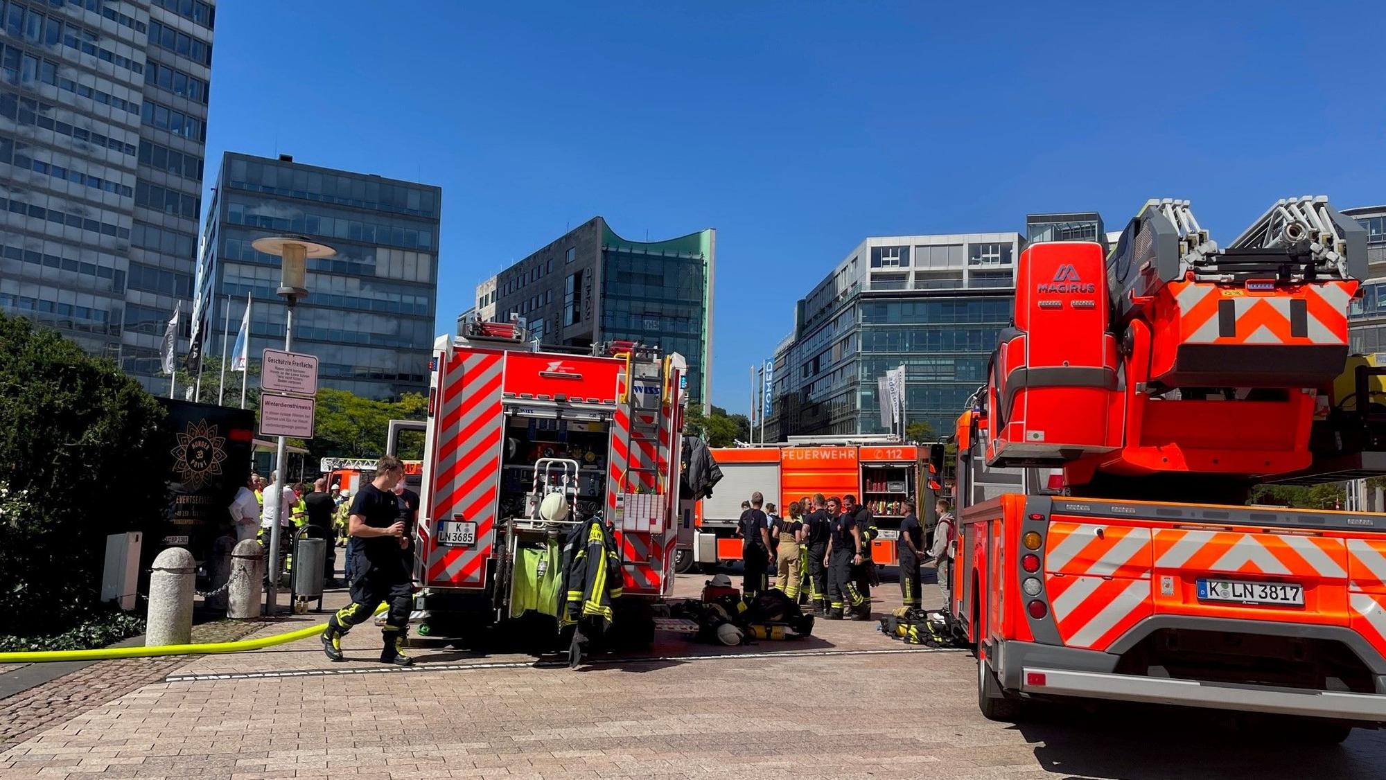 Zahlreiche Einsatzfahrzeuge stehen im Mediapark.