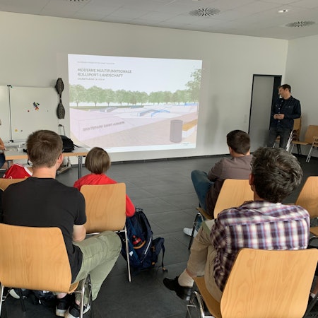 Die Pläne für den Skate-Park in Sankt Augustin werden im Jugendzentrum vorgestellt.