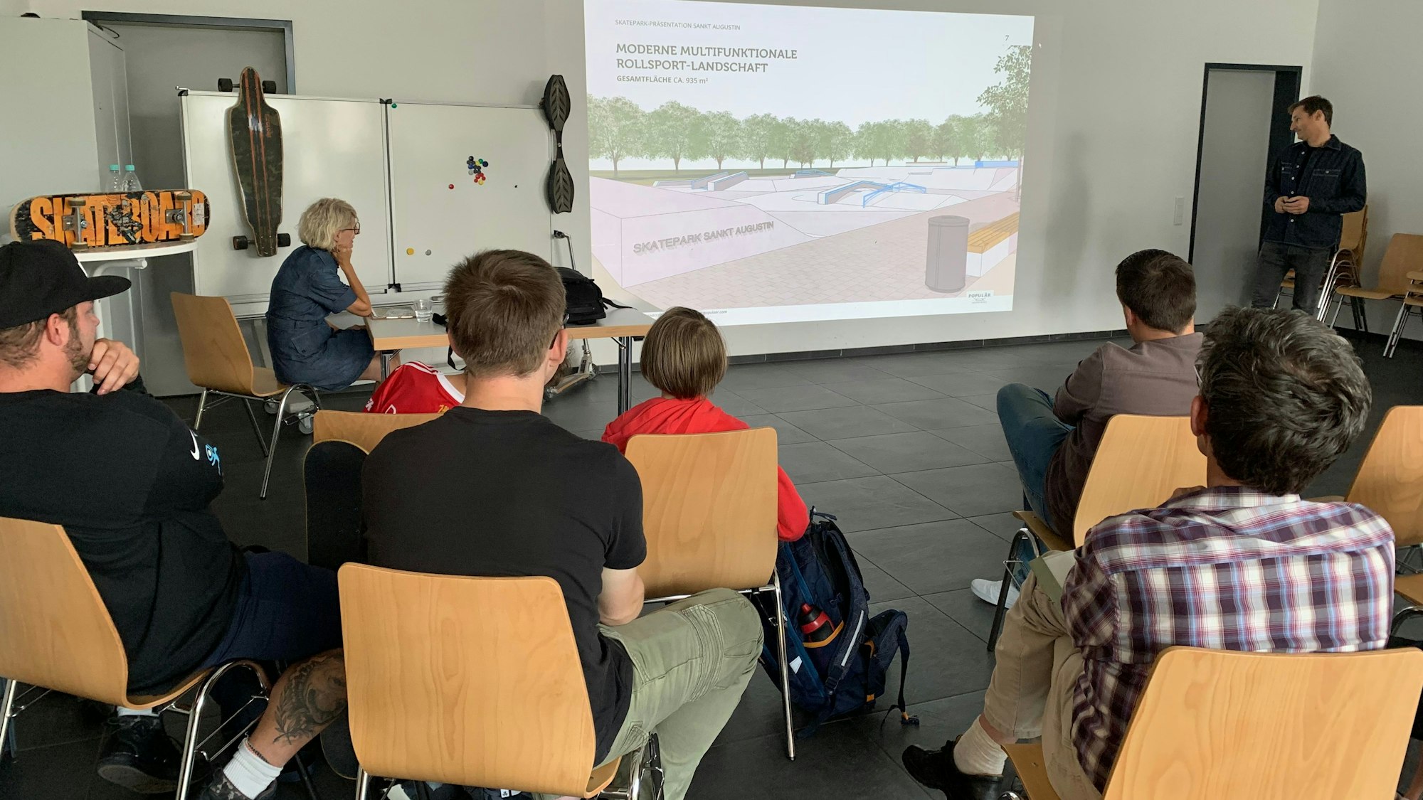 Die Pläne für den Skate-Park in Sankt Augustin werden im Jugendzentrum vorgestellt.