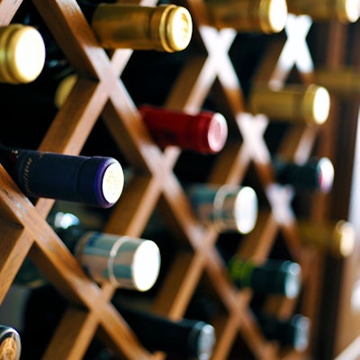 Weinflaschen liegen in einem Regal