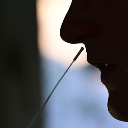 Eine Person macht einen Corona-Selbsttest.