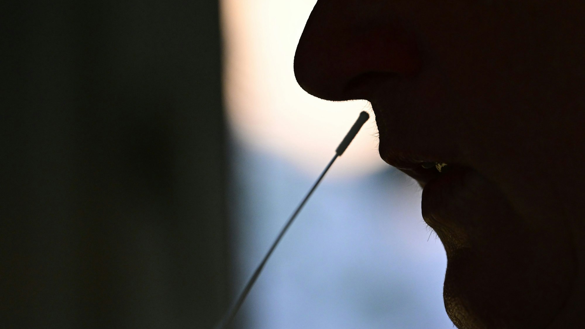 Eine Person macht einen Corona-Selbsttest.