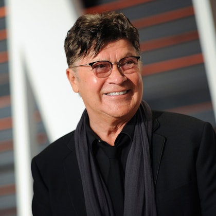 ARCHIV - 22.02.2015, USA, Beverly Hills: Der Musiker Robbie Robertson kommt zur Vanity Fair Oscar Party. Der Gitarrist und Songschreiber Robbie Robertson, Mitbegründer der Gruppe The Band, ist tot. The Band wurde in den 1960er Jahren als Begleitgruppe von Bob Dylan berühmt und veröffentlichte später eigene Alben, darunter «Music from Big Pink» (1968) und «The Last Waltz» (1978). (zu dpa: «The Band-Gitarrist und Songschreiber Robbie Robertson gestorben ») Foto: Evan Agostini/Invision via AP/dpa +++ dpa-Bildfunk +++