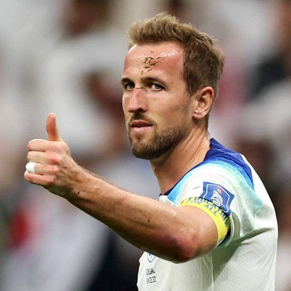 Daumen-Hoch von Harry Kane bei der WM 2022 in Katar, während des Achtelfinales zwischen England und Senegal.