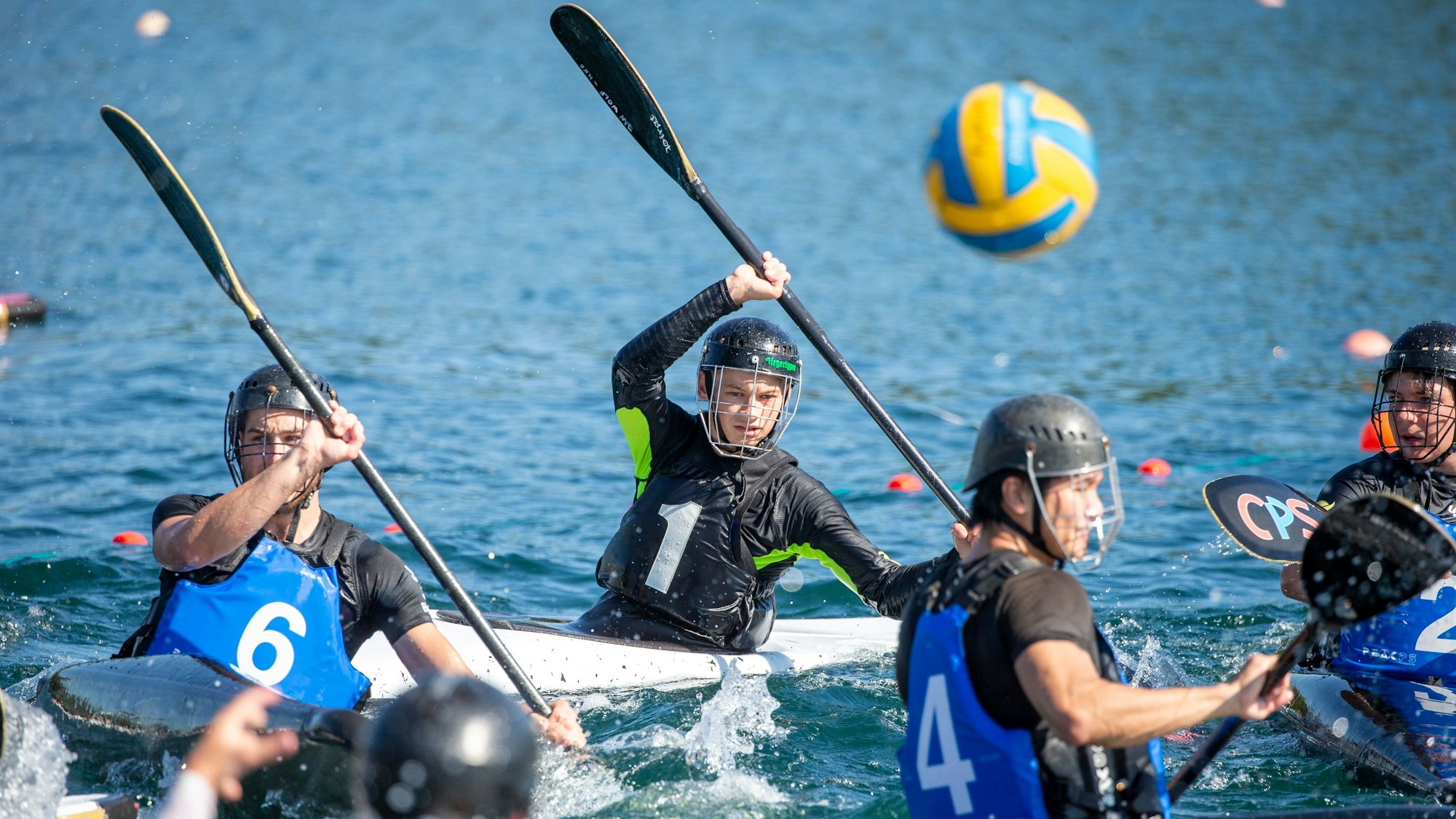 Jan Wolf beim Kanu Polo spielen
