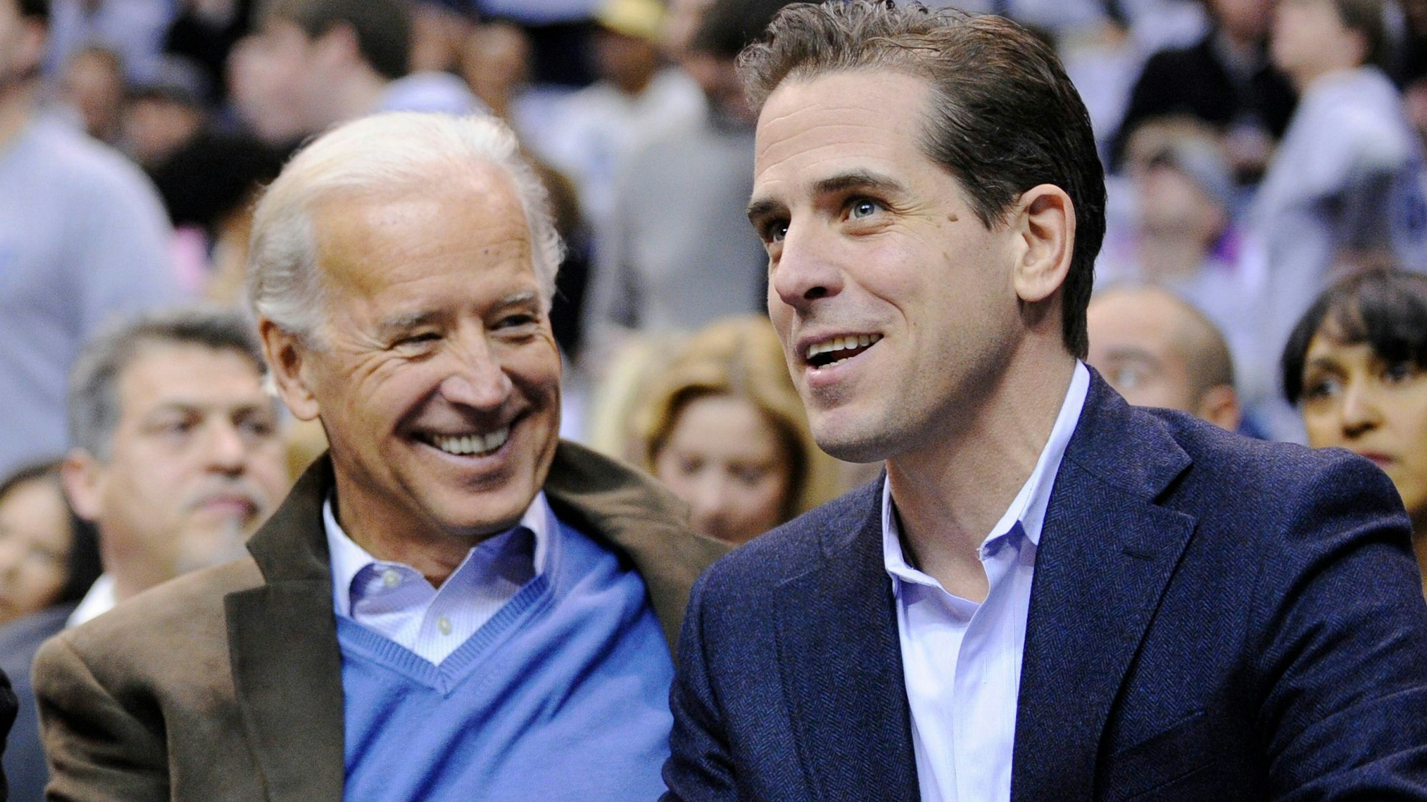 Joe Biden (l), damals Vizepräsident der USA, und sein Sohn Hunter Biden sehen sich ein NCAA-Basketballspiel an.