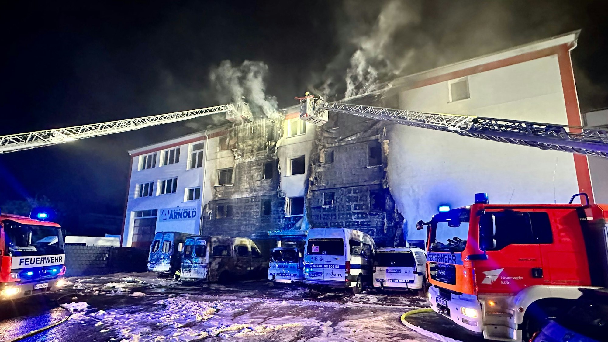 Feuerwehr im Einsatz bei einem Großbrand in der Dieselstraße.