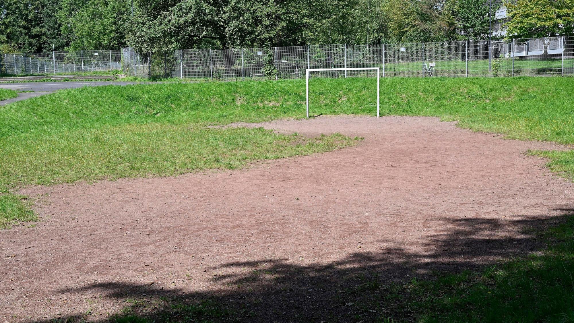 Zwischen den Toren des bestehenden Bolzplatzes an der Saaler Mühle ist nur noch Sand, kein Rasen mehr.