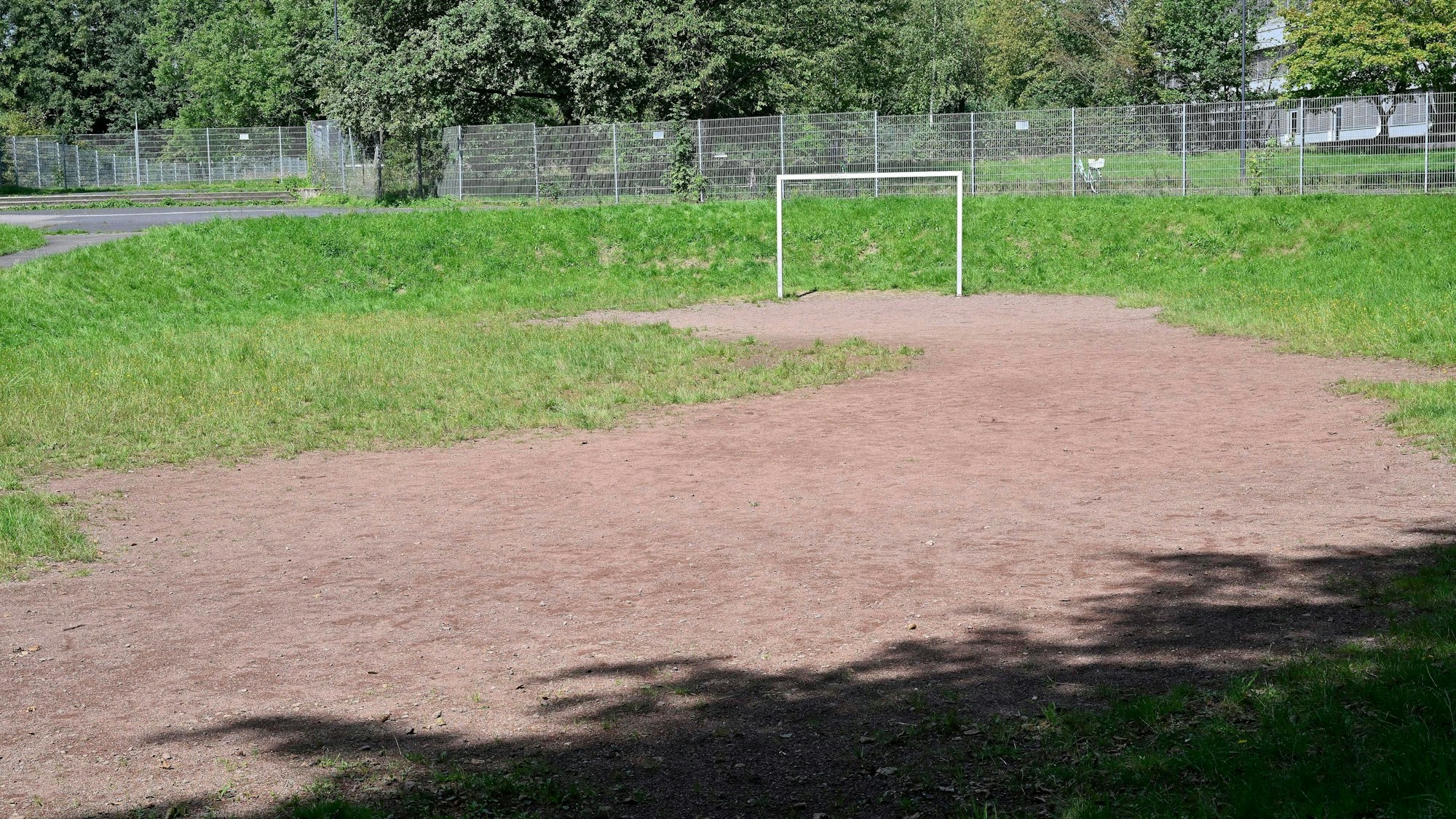 Zwischen den Toren des bestehenden Bolzplatzes an der Saaler Mühle ist nur noch Sand, kein Rasen mehr.