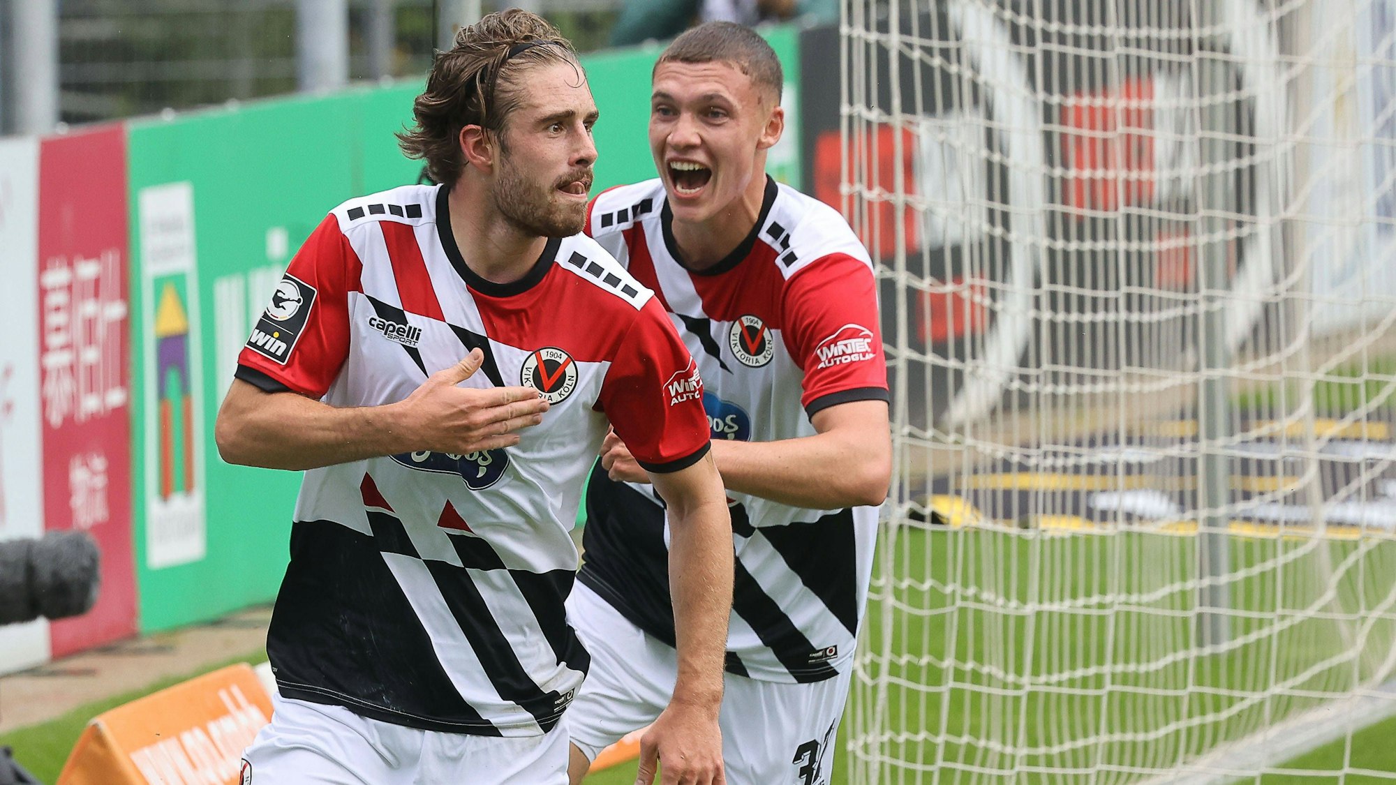 Viktorias Offensivspieler David Philipp bejubelt sein Tor.