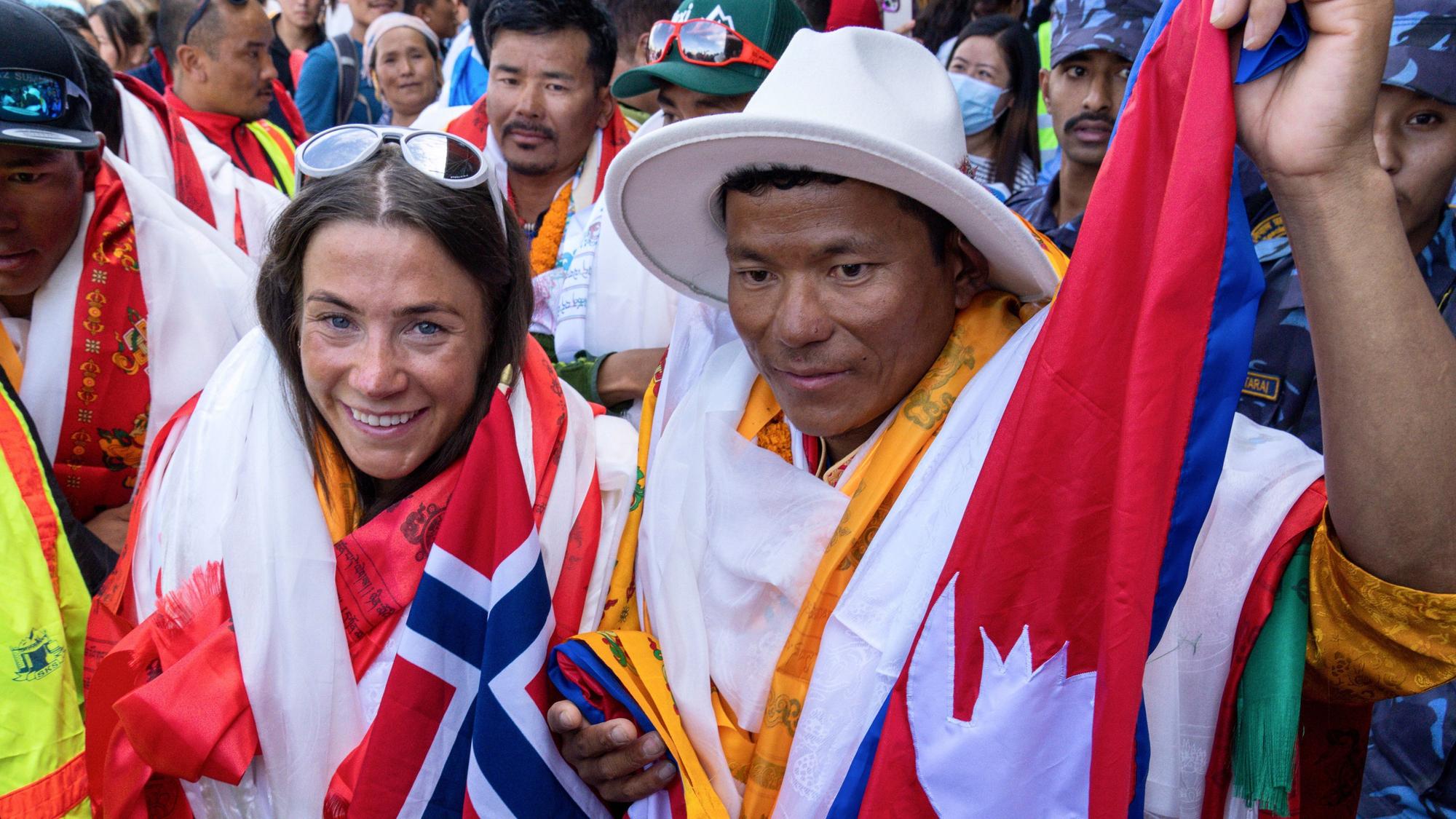 Kristin Harila, Bergsteigerin aus Norwegen, und Tenjen Sherpa, Sherpa-Führer aus Nepal, kommen in Kathmandu an.