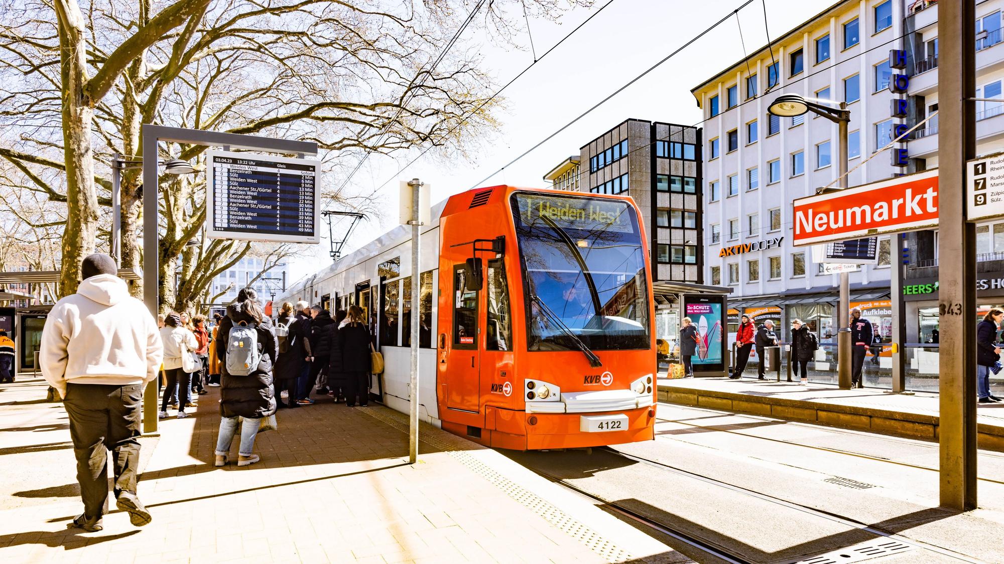 Eine Bahn der KVB am Kölner Neumarkt.