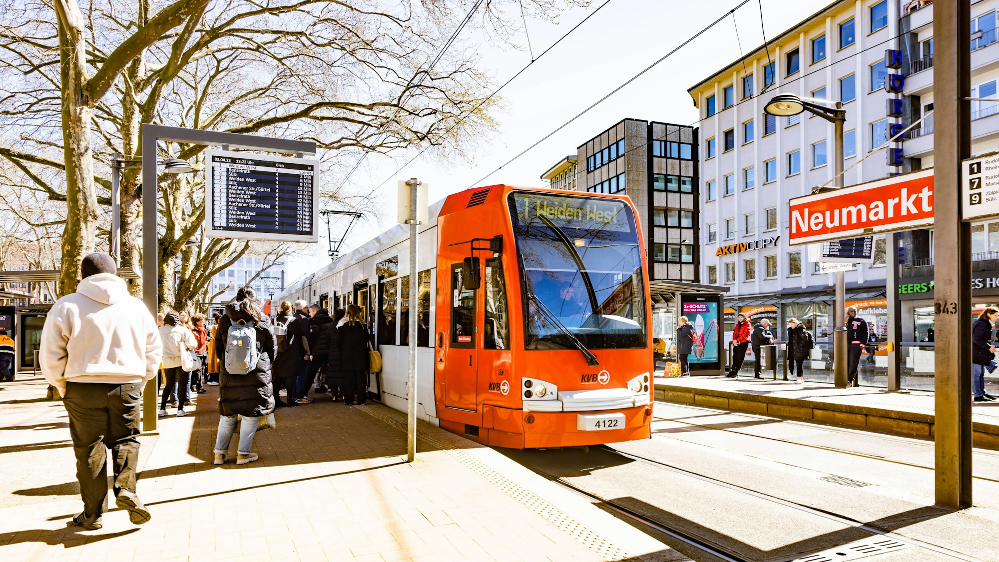Eine Bahn der KVB am Kölner Neumarkt.