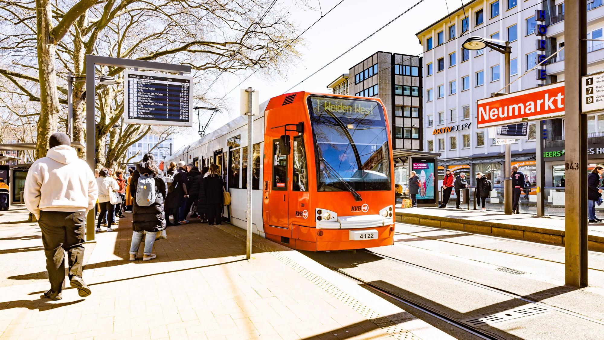 Eine Bahn der KVB an der Haltestelle Neumarkt (Symbolbild)