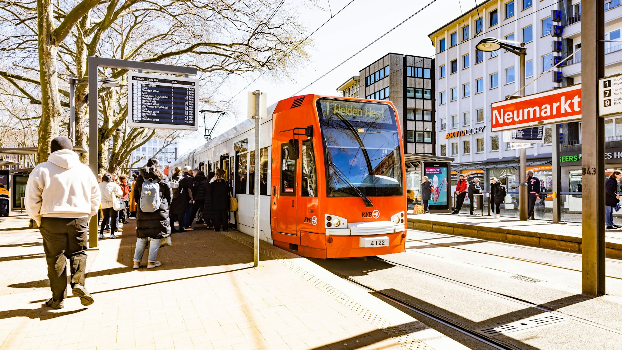 Eine Bahn der KVB an der Haltestelle Neumarkt (Symbolbild)