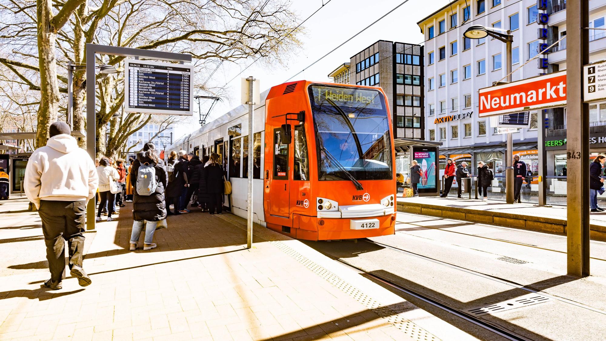 Fahrgäste steigen in die Straßenbahn-Linie 1 ein, die am Neumarkt hält.