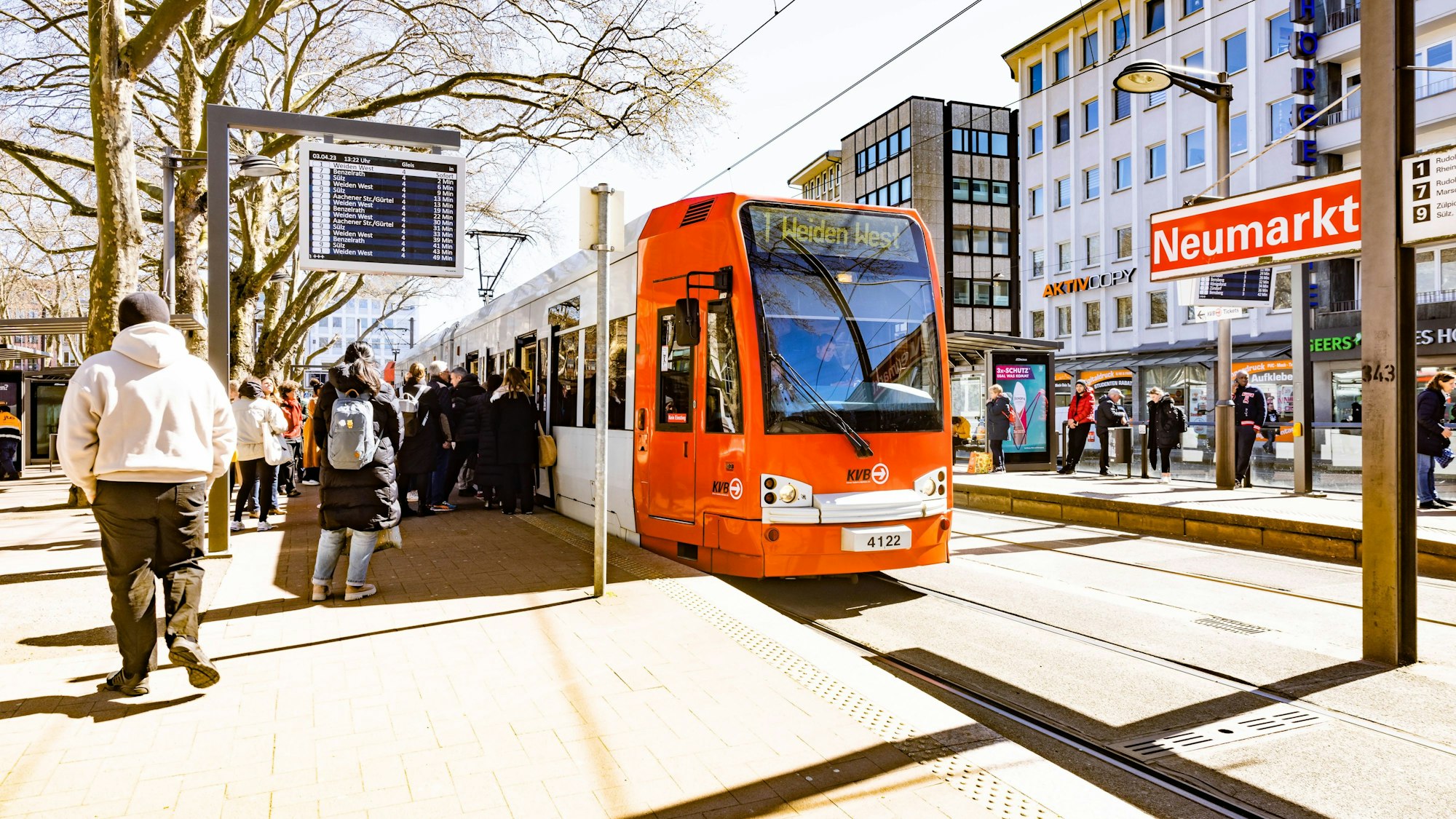 Fahrgäste steigen in die Straßenbahn-Linie 1 ein, die am Neumarkt hält.
