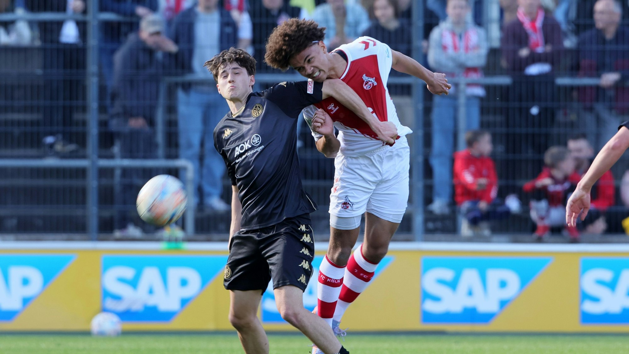 1.FC Köln U19 vs. FSV Mainz 05 U19, A Junioren Bundesliga, Halbfinal Rückspiel um die Deutsche Meisterschaft, von links: Lovis Frederik Bierschenk, Neo Telle (1.FC Köln), 14.04.2023, Bild: Herbert Bucco