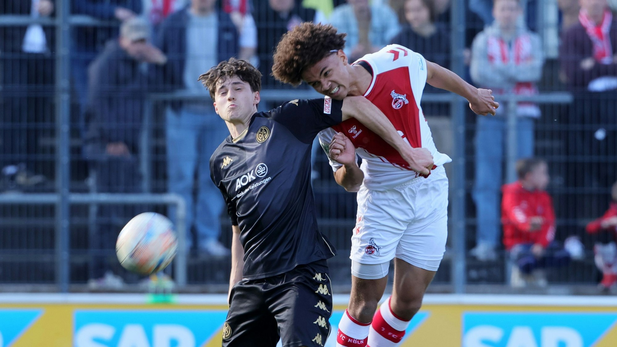 1.FC Köln U19 vs. FSV Mainz 05 U19, A Junioren Bundesliga, Halbfinal Rückspiel um die Deutsche Meisterschaft, von links: Lovis Frederik Bierschenk, Neo Telle (1.FC Köln), 14.04.2023, Bild: Herbert Bucco