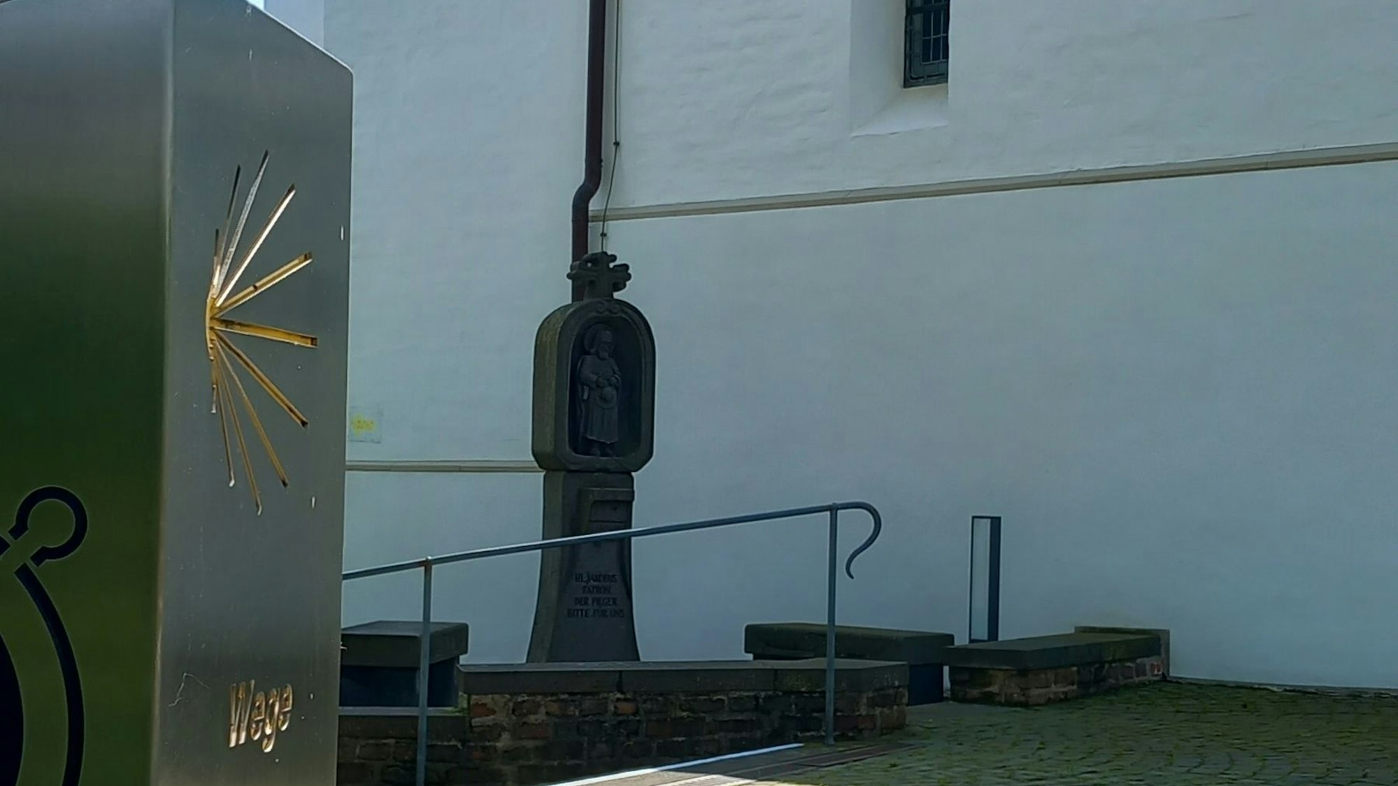 Teil des Jakobsweges mit Stele und Bildstock