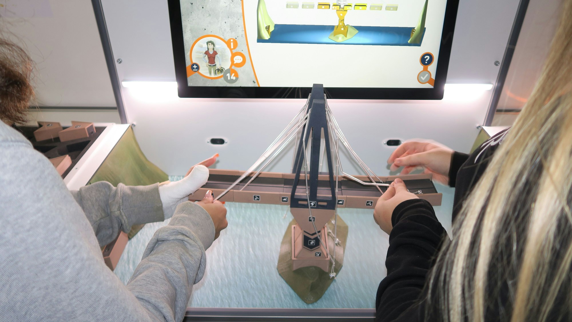 Zwei Schülerinnen beim Brückenbau-Spiel