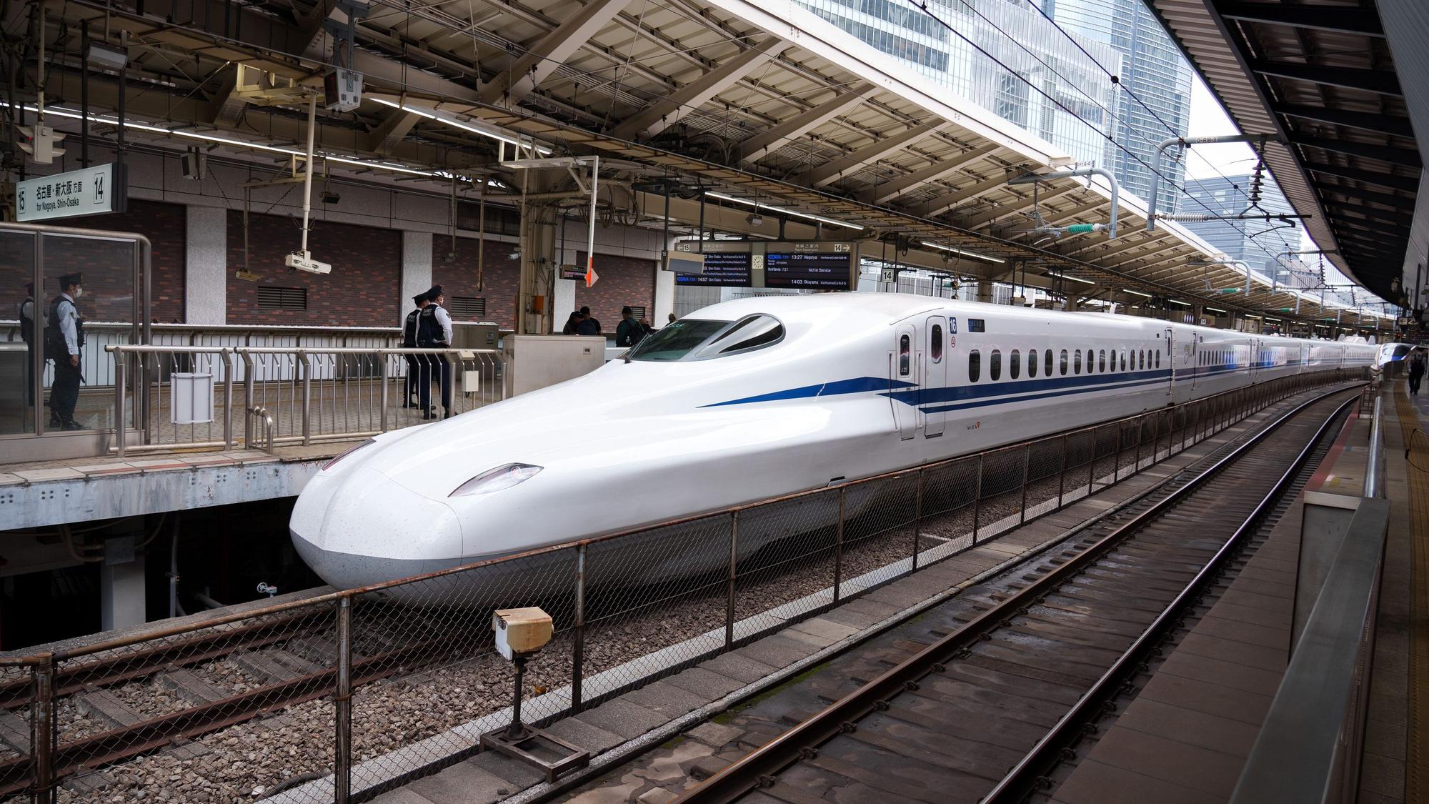 Windschnittig, elegant und vor allem pünktlich: Der japanische Hochgeschwindigkeitszug Shinkansen in einem Bahnhof von Tokio. Diese Züge befahren ein separates Netz.