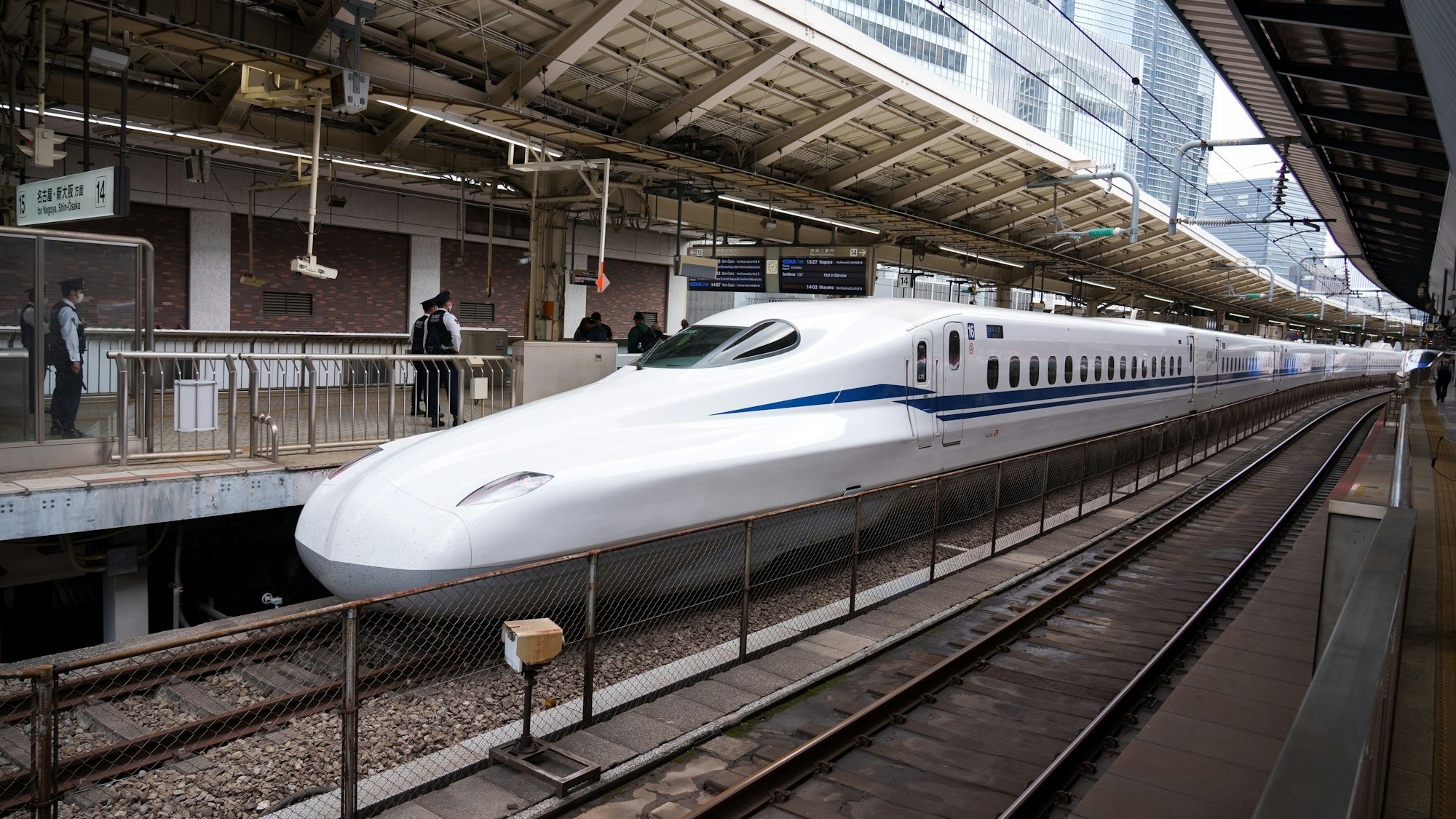 Windschnittig, elegant und vor allem pünktlich: Der japanische Hochgeschwindigkeitszug Shinkansen in einem Bahnhof von Tokio. Diese Züge befahren ein separates Netz.