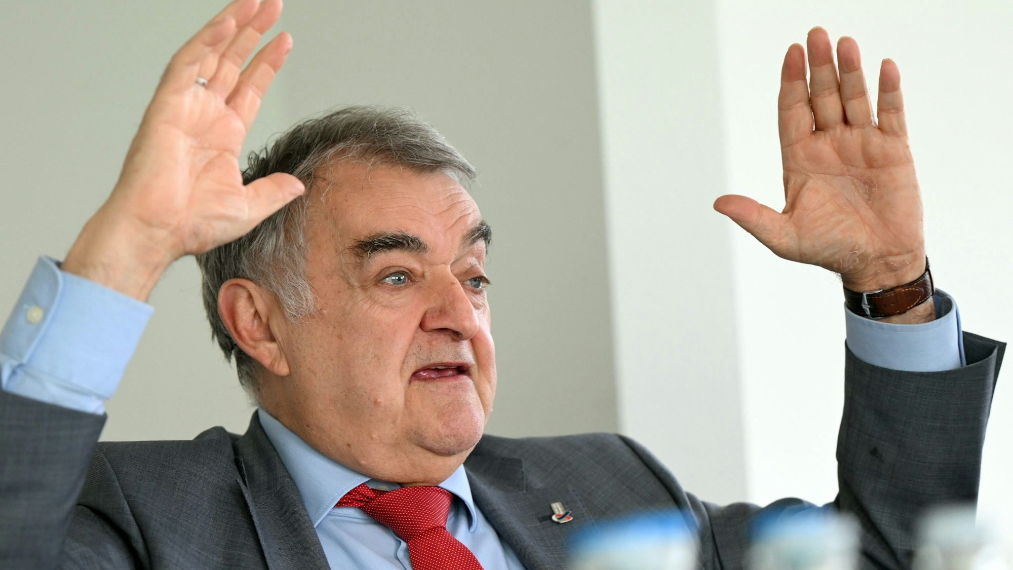 PRODUKTION - 08.08.2023, Nordrhein-Westfalen, Düsseldorf: Herbert Reul (CDU), nordrhein-westfälischer Innenminister, gestikuliert während eines Interviews der Deutschen Presse-Agentur. Foto: Federico Gambarini/dpa +++ dpa-Bildfunk +++