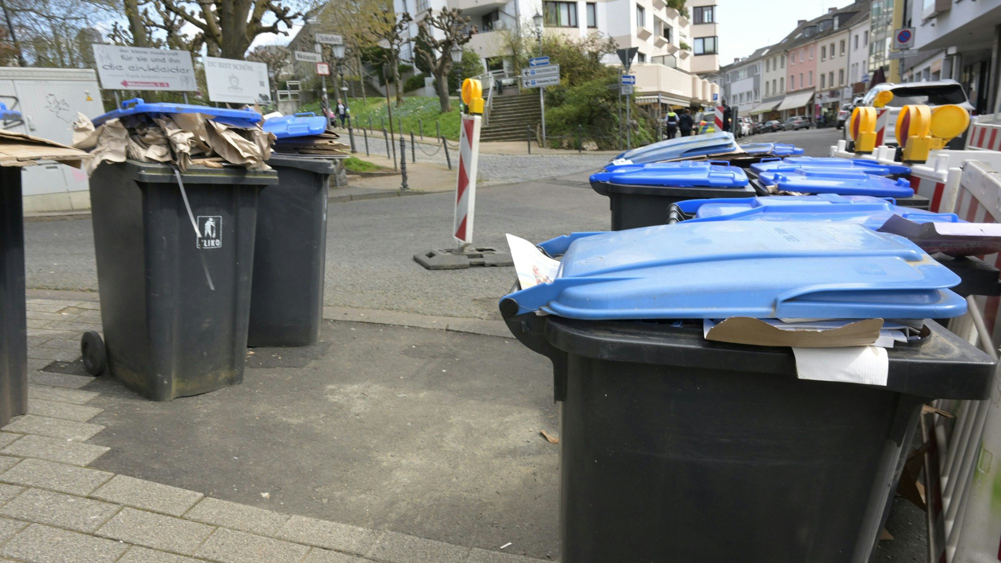 Blaue Papiertonnen in Bensberg, die nicht geleert worden sind.