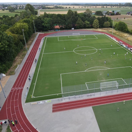 Das Bild zeigt ein Fußballspiel aus der Luft.