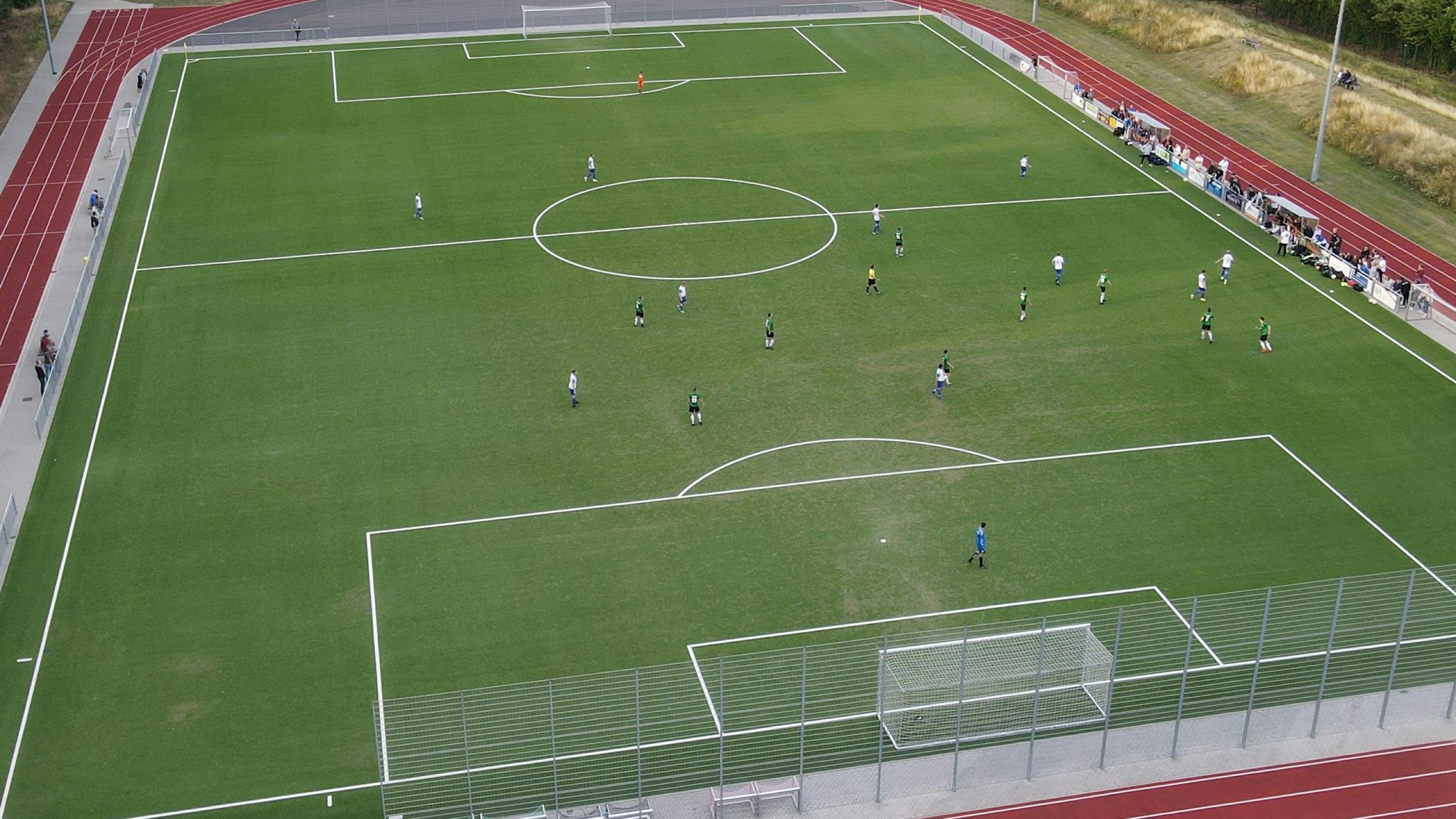 Das Bild zeigt ein Fußballspiel aus der Luft.