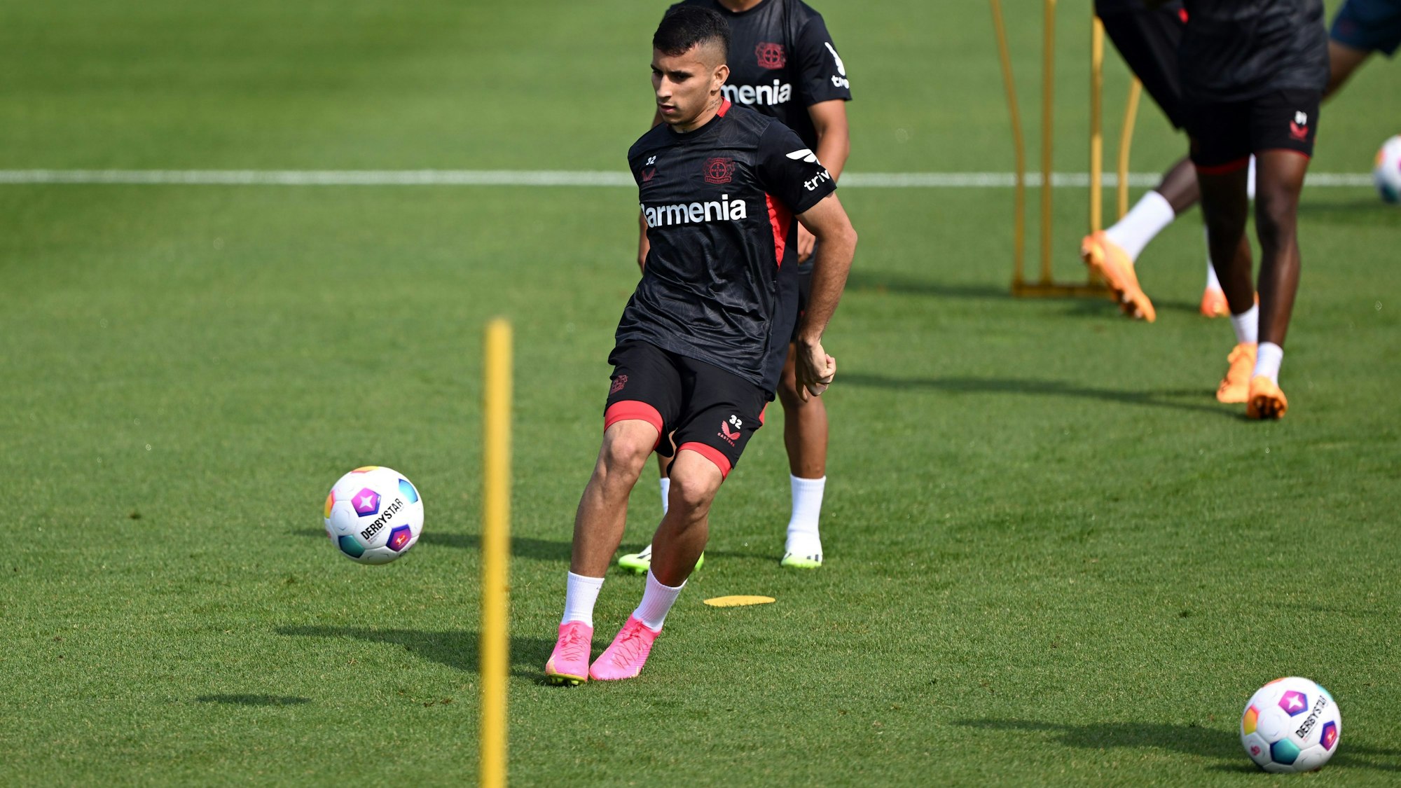 Leverkusens Gustavo Puerta in Aktion während des Trainings