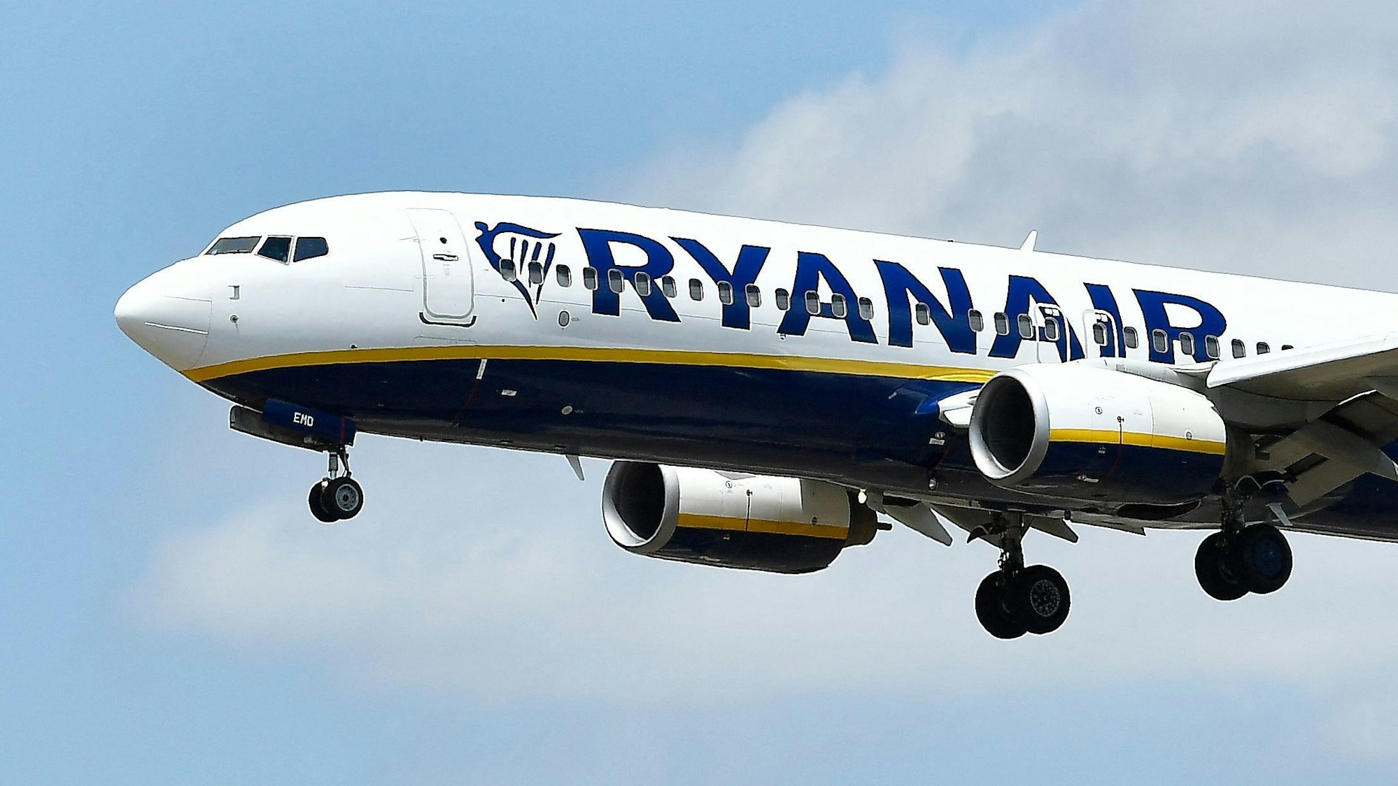 Eine Boeing von Ryanair setzt zur Landung an.