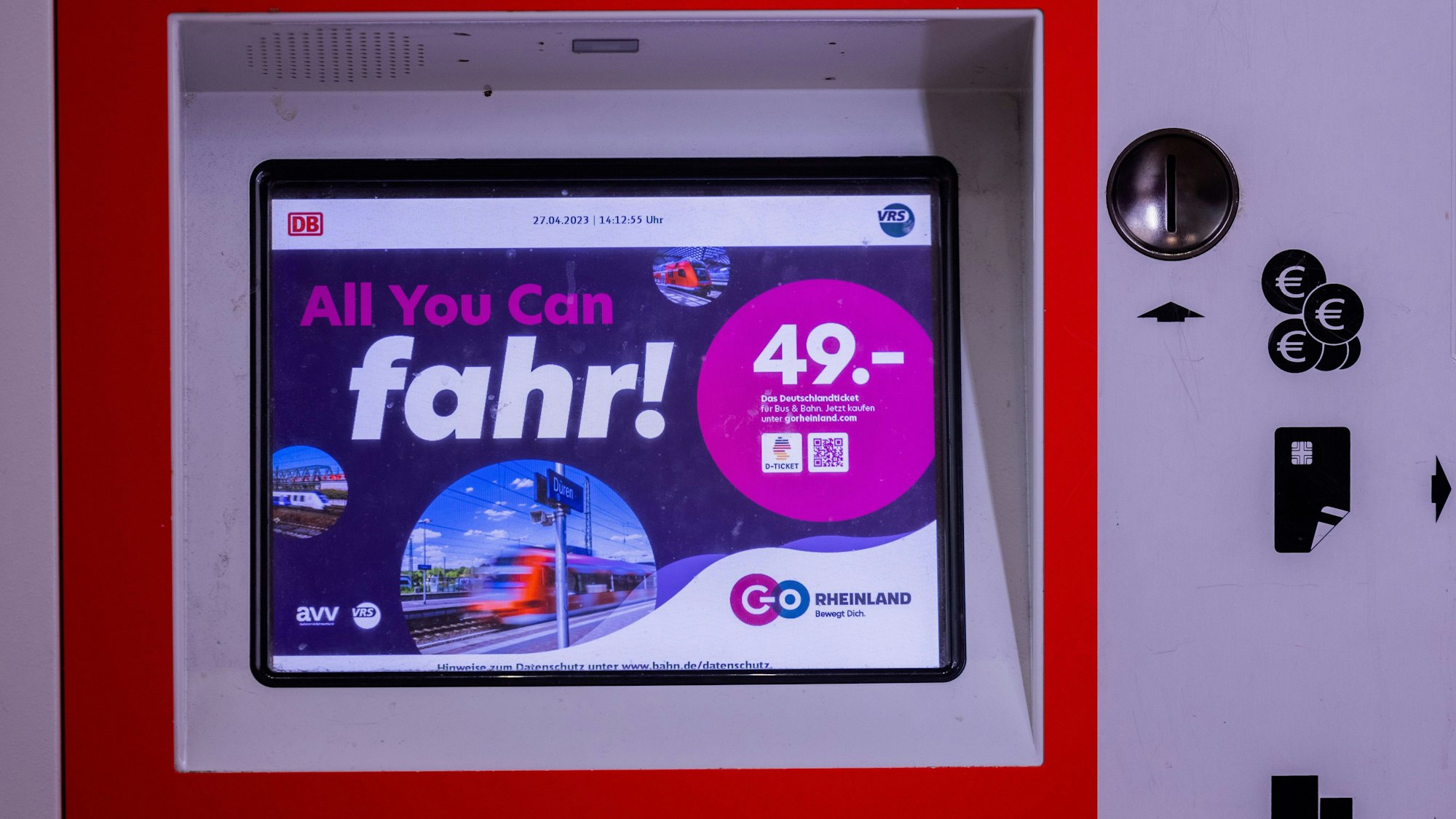 „All you can fahr! - 49 Euro Das Deutschlandticket“ steht auf einem Monitor eines Fahrkartenautomaten.