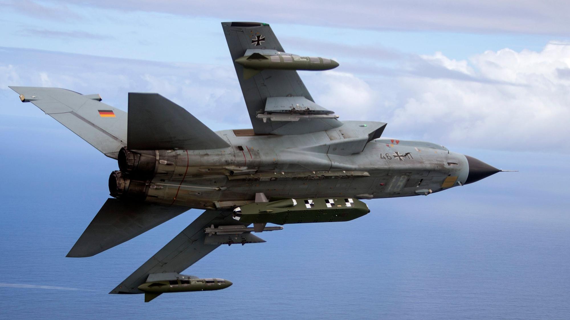 Ein Taurus-Lenkflugkörper hängt unter dem Rumpf eines Tornado der Bundeswehr, Archivfoto von 2017.