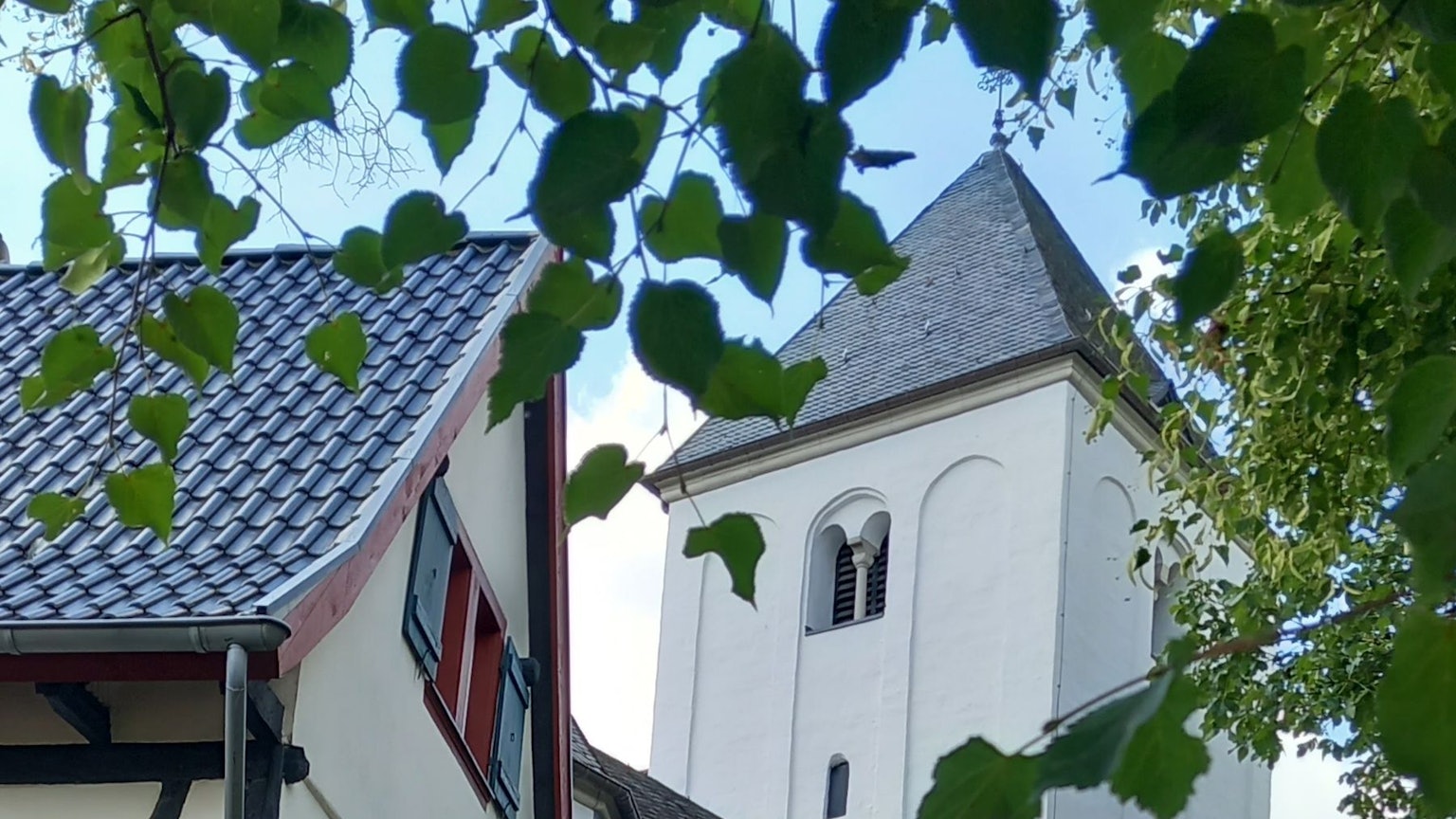 Ein Teil einer Kirche bei blauem Himmel.